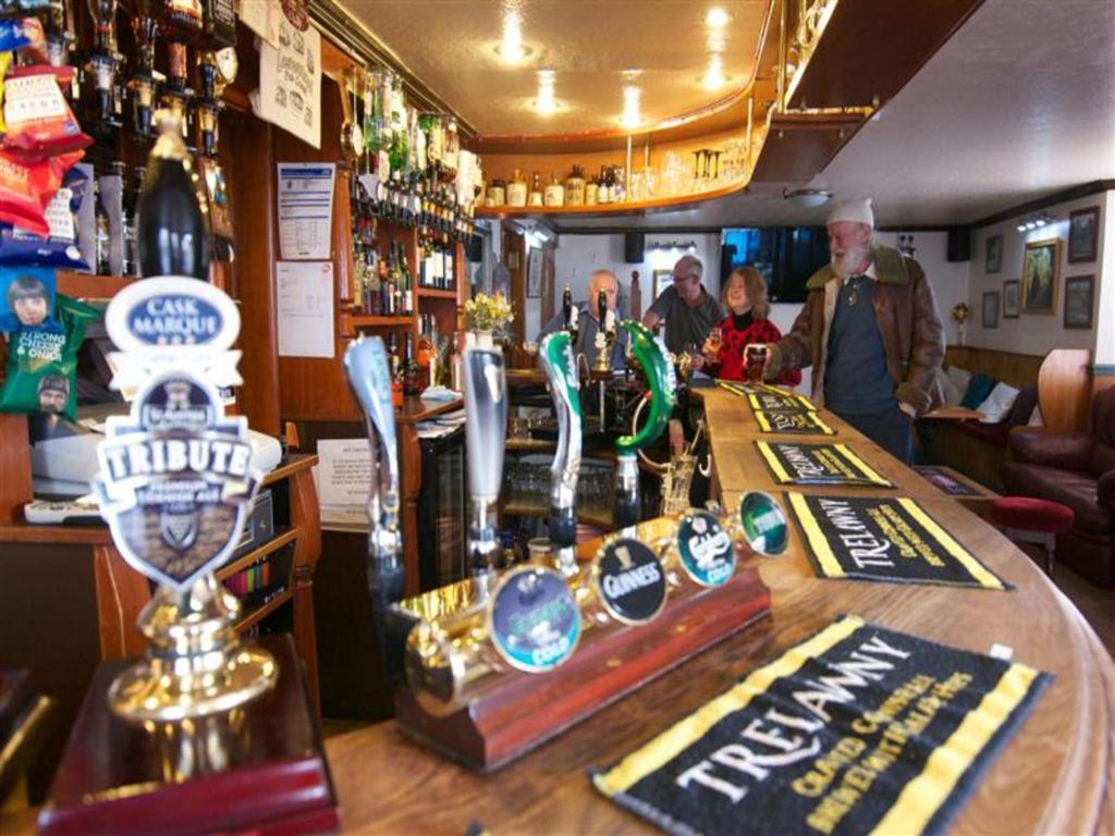 Отель King'S Arms Лостуитиел Экстерьер фото